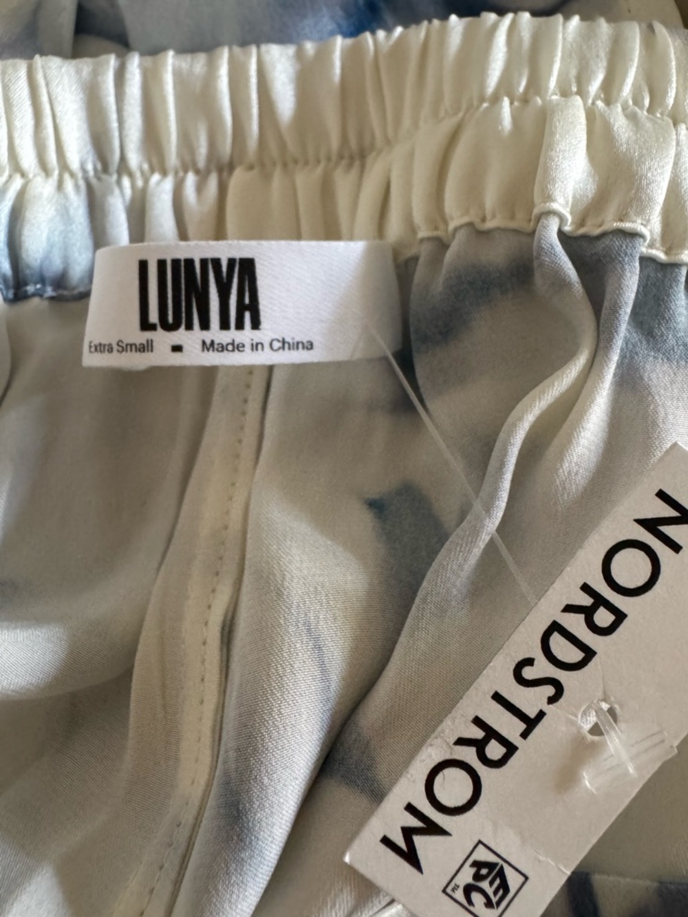 NEW Lunya Grace Dines Silk T-Shirt & Shorts PJ Set - Picture 10 of 12